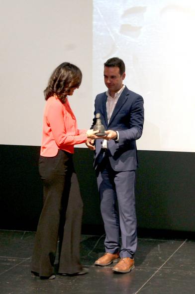 Concejal Roberto Fraile Herrera entregando estatuilla a la premiado - 2019 