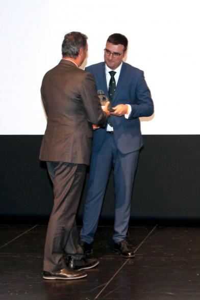 Concejal Miguel Ángel Arranz entregando estatuilla al premiado - 2019