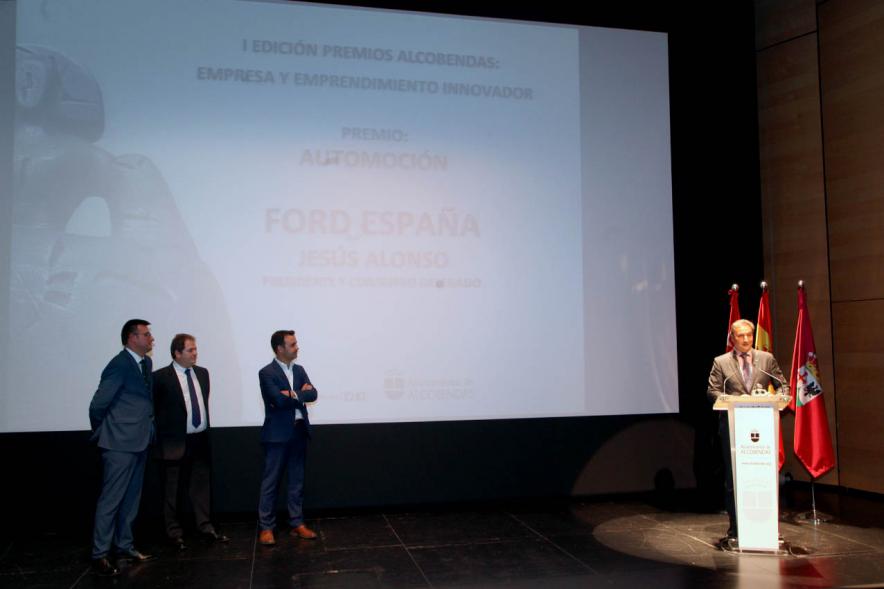 Ponente y autoridades en los Premios Alcobendas Emprendedores 2019