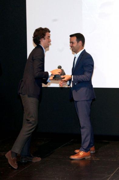 Concejal Roberto Fraile Herrera entregando estatuilla al premiado - 2019 