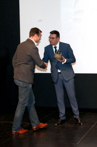 Concejal Miguel Ángel Arranz entregando estatuilla al premiado – 2019
