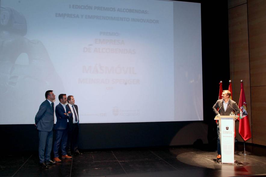 Ponente y autoridades en los Premios Alcobendas Emprendedores 2019