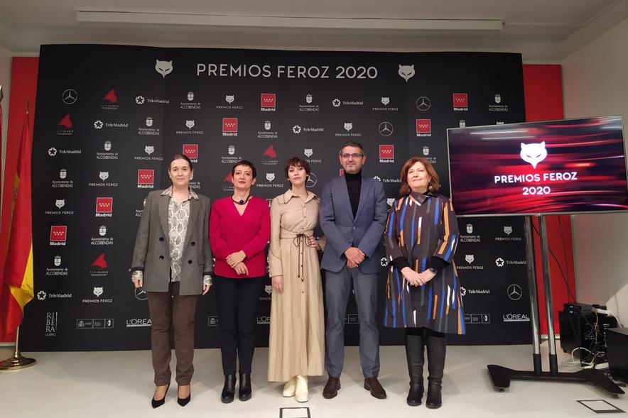 Presentadoras de la gala y autoridades posando