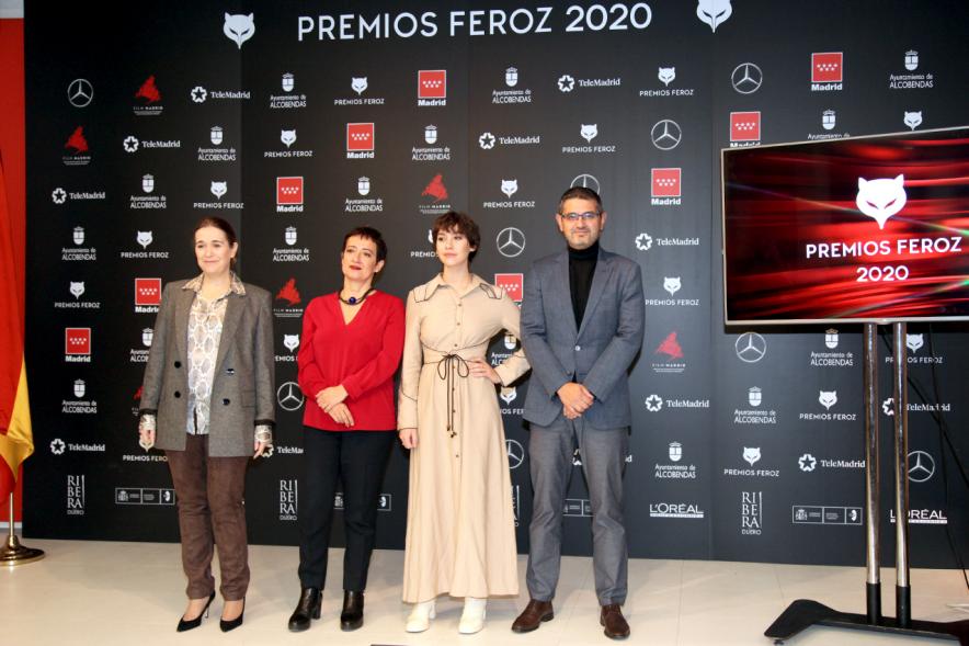Presentadoras de la gala y autoridades posando