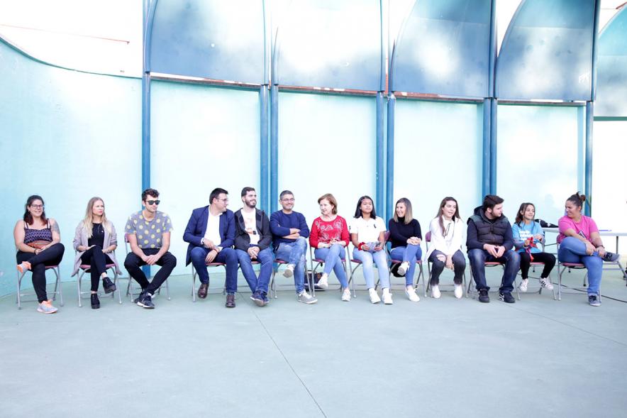 Entrega Premios Jóvenes - Imagen de una hilera de asientos con las autoridades municipales y los jóvenes.