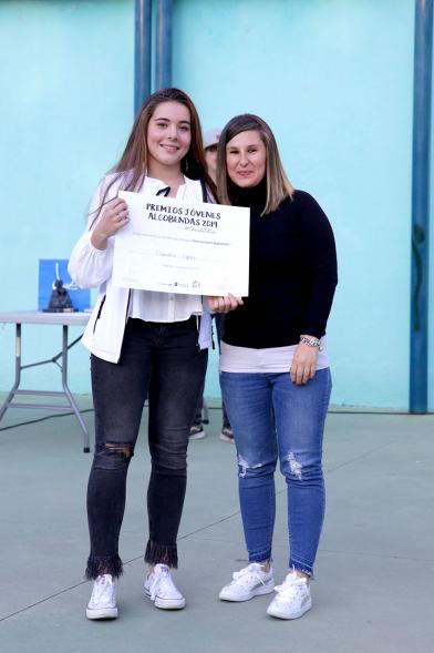 Entrega Premios Jóvenes - Posado de la concejal María Espín con una joven premiada.
