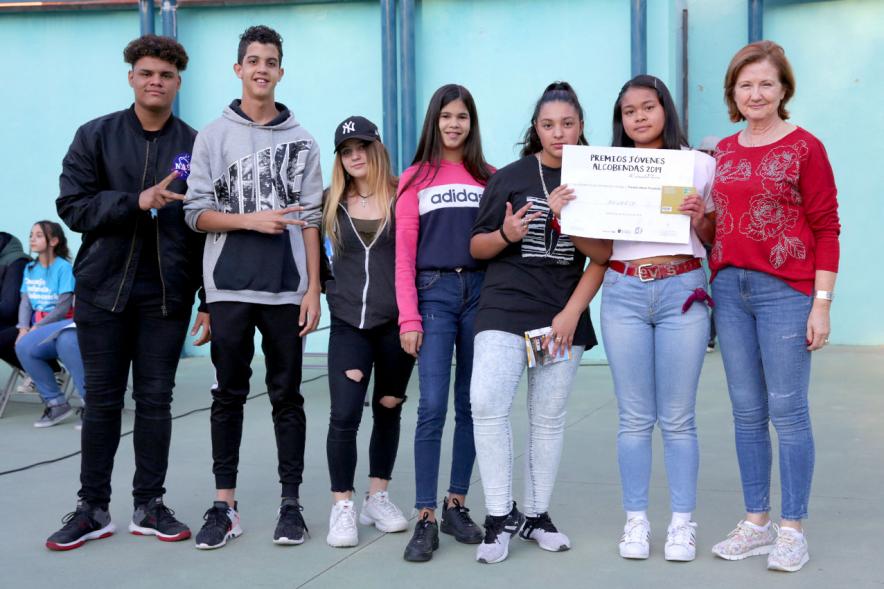 Entrega Premios Jóvenes - Imagen de la delegada de Juventud, Ofelia Culebradas, junto a unos jóvenes premiados.