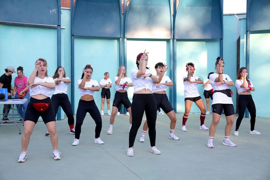 Entrega Premios Jóvenes -  Imagen de un grupo de jóvenes bailando. 