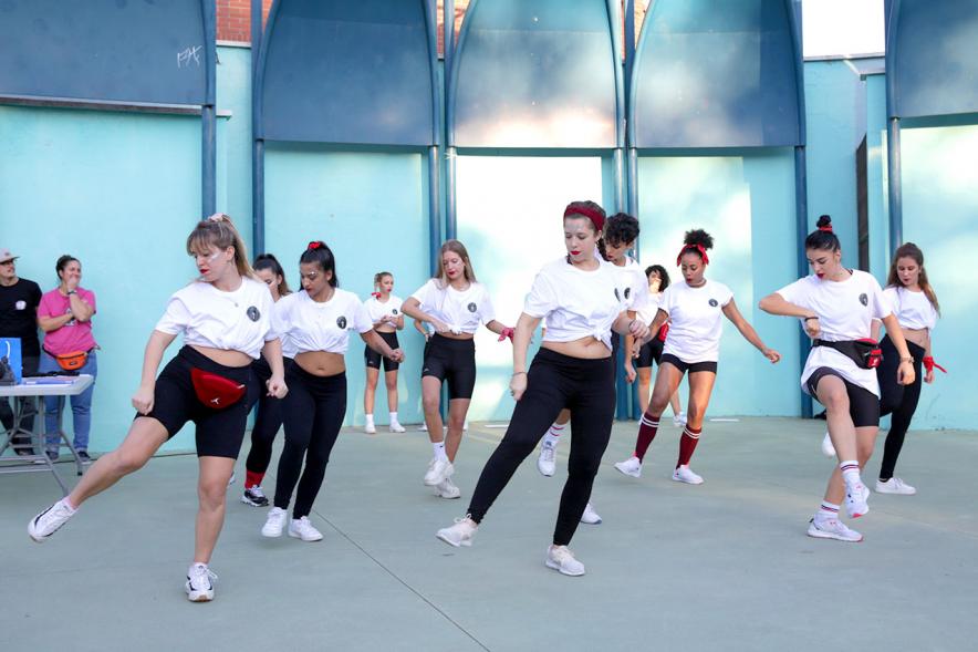Entrega Premios Jóvenes -  Imagen de un grupo de jóvenes bailando. 