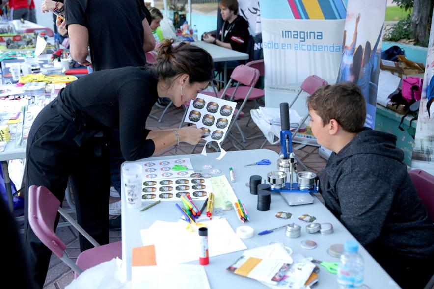 Entrega Premios Jóvenes 2019 -  Imagen de la monitora explicando una actividad a un niño.