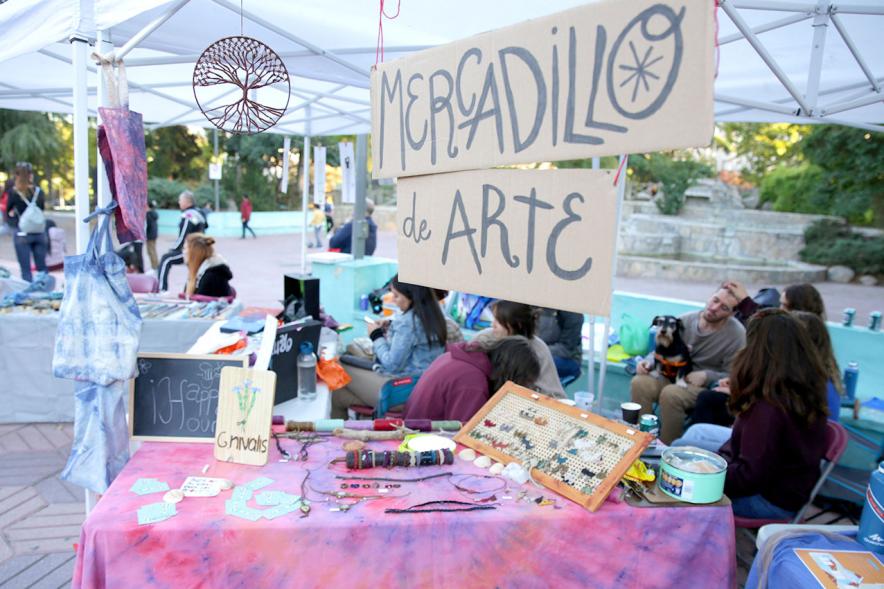 Entrega Premios Jóvenes - Primer plano de los artículos expuestos de la carpa del Mercado del arte.