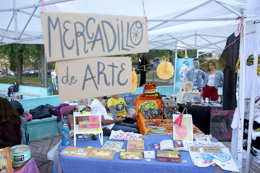 Entrega Premios Jóvenes - Primer plano de la carpa de un mercadillo de arte.