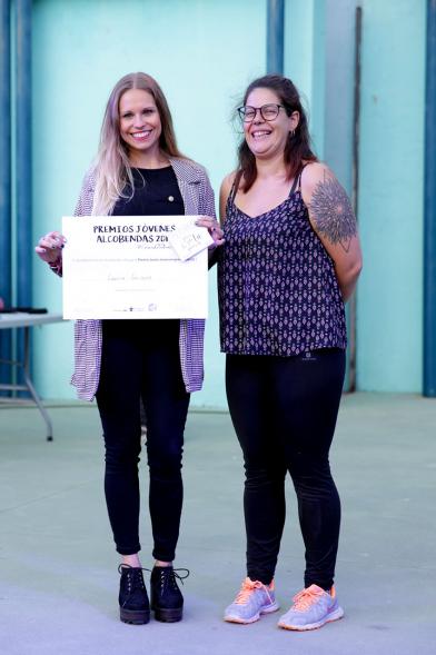 Entrega Premios Jóvenes - Imagen de dos jóvenes enseñando el diploma.