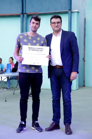 Entrega Premios Jóvenes - Posado del vice alcalde Arranz, junto a un joven premiado.