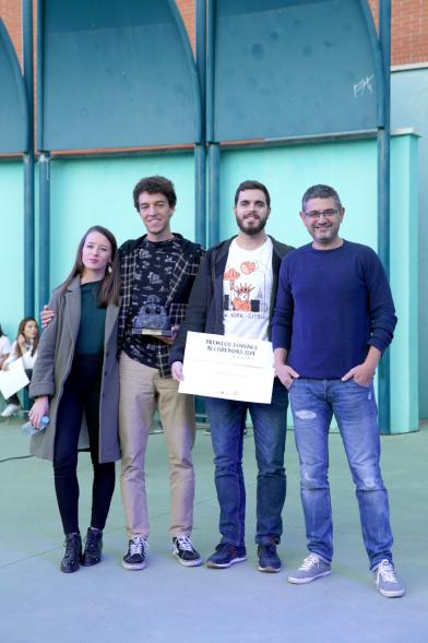 Entrega Premios Jóvenes - Posado del alcalde Sánchez Acera con varios jóvenes premiados.