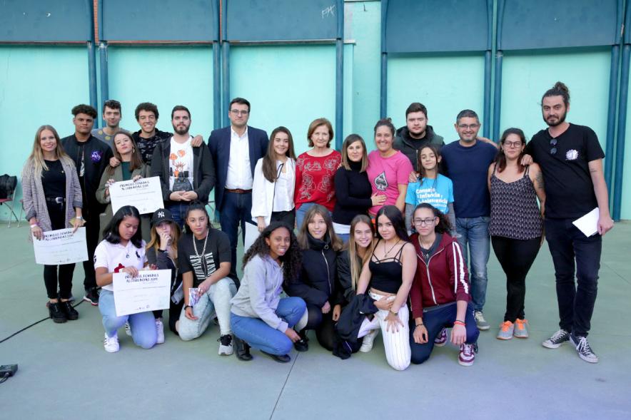 Entrega Premios Jóvenes -  Posado del alcalde Sánchez Acera y otras autoridades municipales  con todos los jóvenes  premiados.