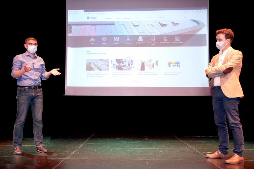 Rueda de Prensa del Lanzamiento Nueva Web Municipal y Plataforma de Portales - Imagen del alcalde Rafael Sánchez Acera y el concejal de Transformación Digital Roberto Fraile en un momento de la rueda de prensa.