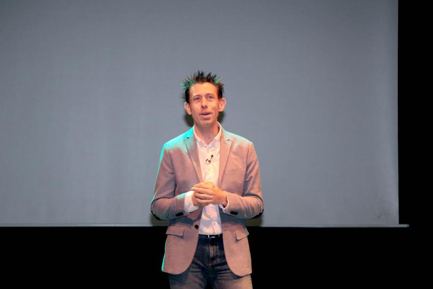 Rueda de Prensa del Lanzamiento Nueva Web Municipal y Plataforma de Portales - Imagen  Roberto Almagro Jefe de servicios Interactivos en un momento de la  Presentación