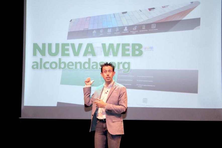Rueda de Prensa del Lanzamiento Nueva Web Municipal y Plataforma de Portales -  Imagen  Roberto Almagro Jefe de servicios Interactivos en un momento de la  Presentación.