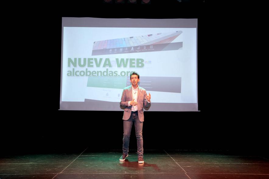 Rueda de Prensa del Lanzamiento Nueva Web Municipal y Plataforma de Portales -  Imagen  Roberto Almagro Jefe de servicios Interactivos en un momento de la  Presentación.