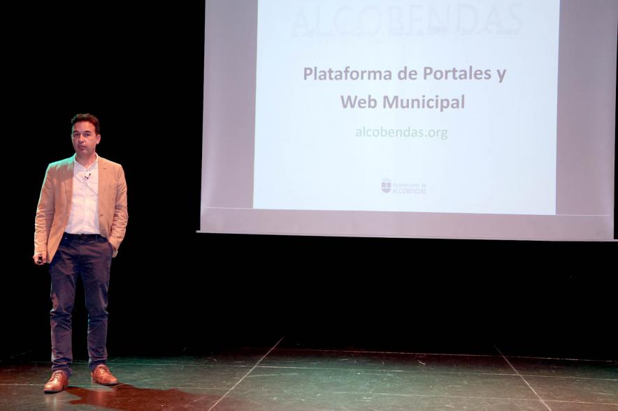  Rueda de Prensa del Lanzamiento Nueva Web Municipal y Plataforma de Portales - Imagen del concejal de Transformación Digital Roberto Fraile en un momento de la rueda de prensa.