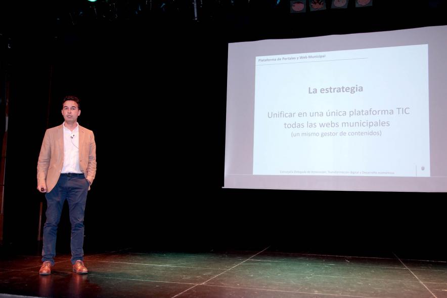 Rueda de Prensa del Lanzamiento Nueva Web Municipal y Plataforma de Portales - Imagen del concejal de Transformación Digital Roberto Fraile en un momento de la rueda de prensa.