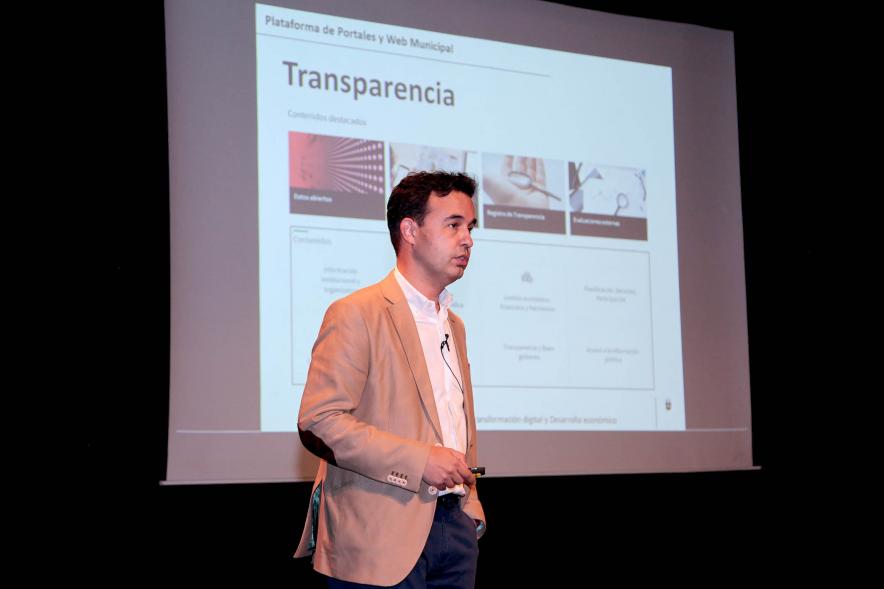 Rueda de Prensa del Lanzamiento Nueva Web Municipal y Plataforma de Portales - Imagen del concejal de Transformación Digital Roberto Fraile en un momento de la rueda de prensa.