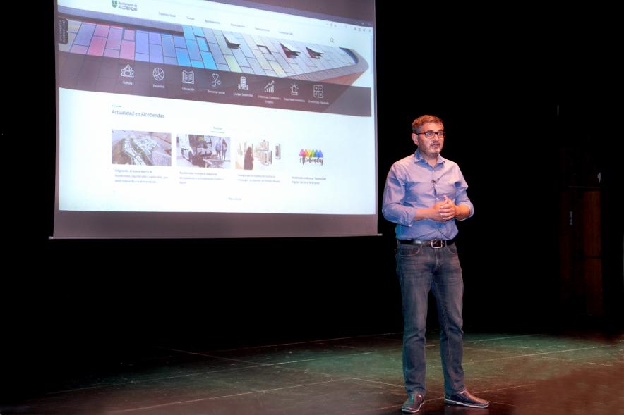 Rueda de Prensa del Lanzamiento Nueva Web Municipal y Plataforma de Portales -  Imagen del alcalde Rafael Sánchez Acera en un momento de la  Presentación.