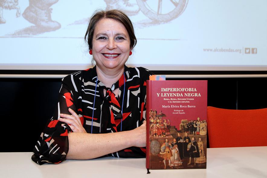 Presentación Libro "Imperiofobia y Leyenda Negra" e Inauguración Exposición Ilustraciones Martín Lutero - Primer plano de la autora con su libro.