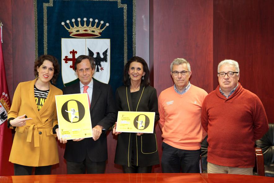 Presentación 1ª Carrera de Obstaculos Yo No Renuncio - Malas Madres - Imagen del alcalde y la concejal con los organizadores del evento.
