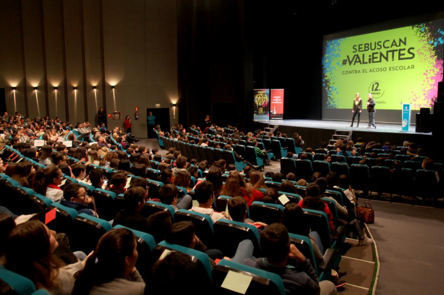 Presentación de la Campaña "Se Buscan Valientes" - Panorámica del teatro.