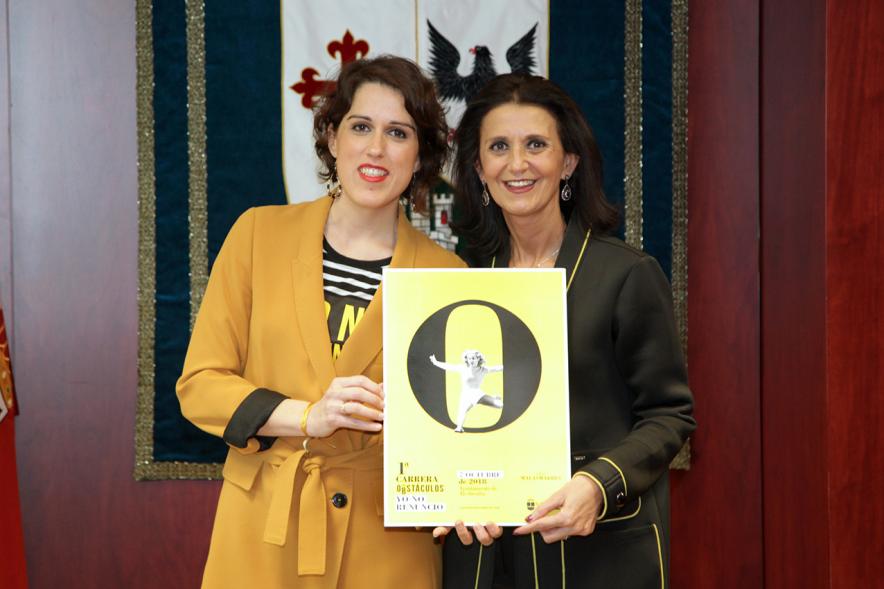 Presentación 1ª Carrera de Obstaculos Yo No Renuncio - Malas Madres - Imagen de la concejal con la responsable y el cartel del evento.