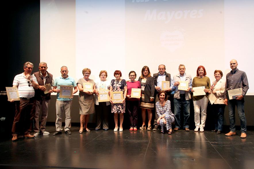 Semana del Mayor 2018 - Presentación - Posado de los participantes y las autoridades municipale.