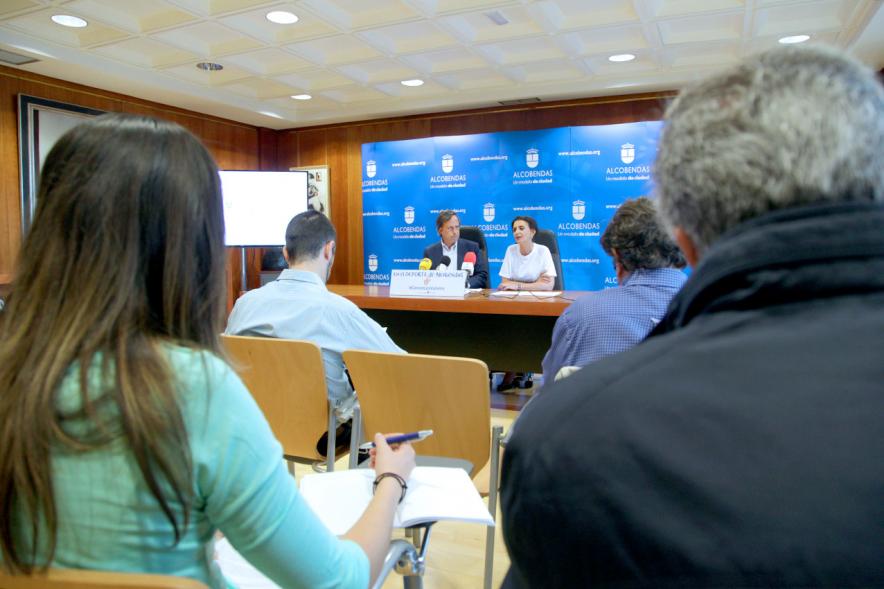 Presentación Campaña en el Deporte de Alcobendas Ganan los Valores - Imagen del alcalde con la concejal.