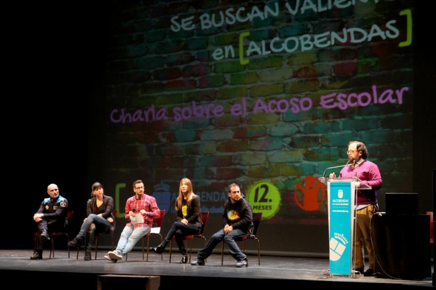 Presentación de la Campaña "Se Buscan Valientes" - Escenario con el concejal y los protagonistas.