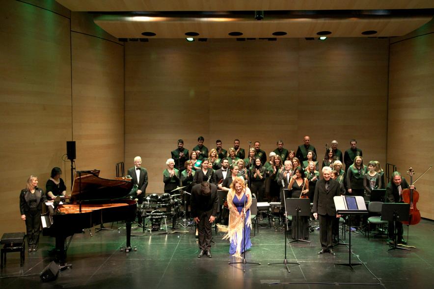 Presentación de las Fiestas de la Virgen de La Paz 2018 - Imagen de saludo de unos cantantes y una orquesta al público asistente al acto.