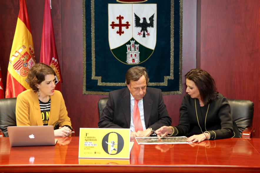 Presentación 1ª Carrera de Obstaculos Yo No Renuncio - Malas Madres - Imagen del alcalde y la concejal con la organizadora del evento.
