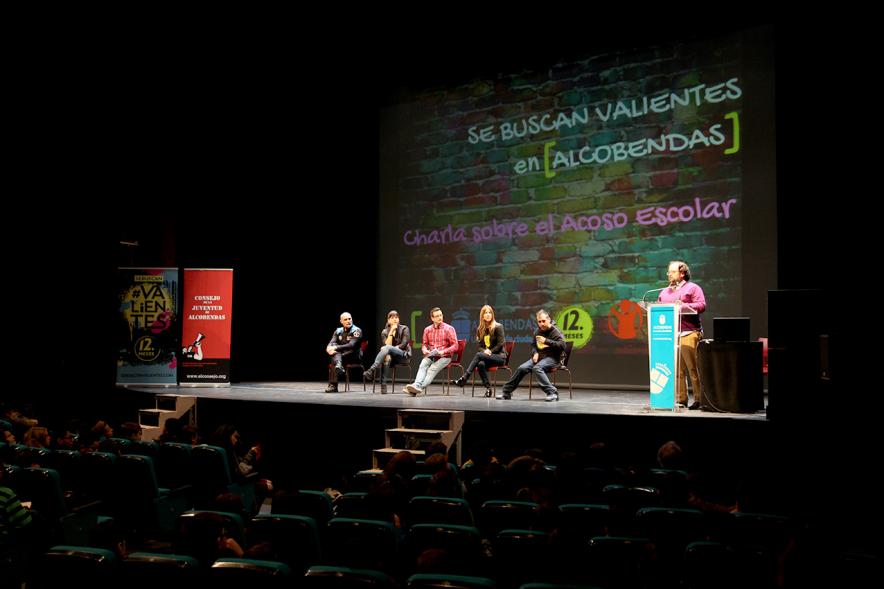 Presentación de la Campaña "Se Buscan Valientes" - Escenario con el concejal y los protagonistas.