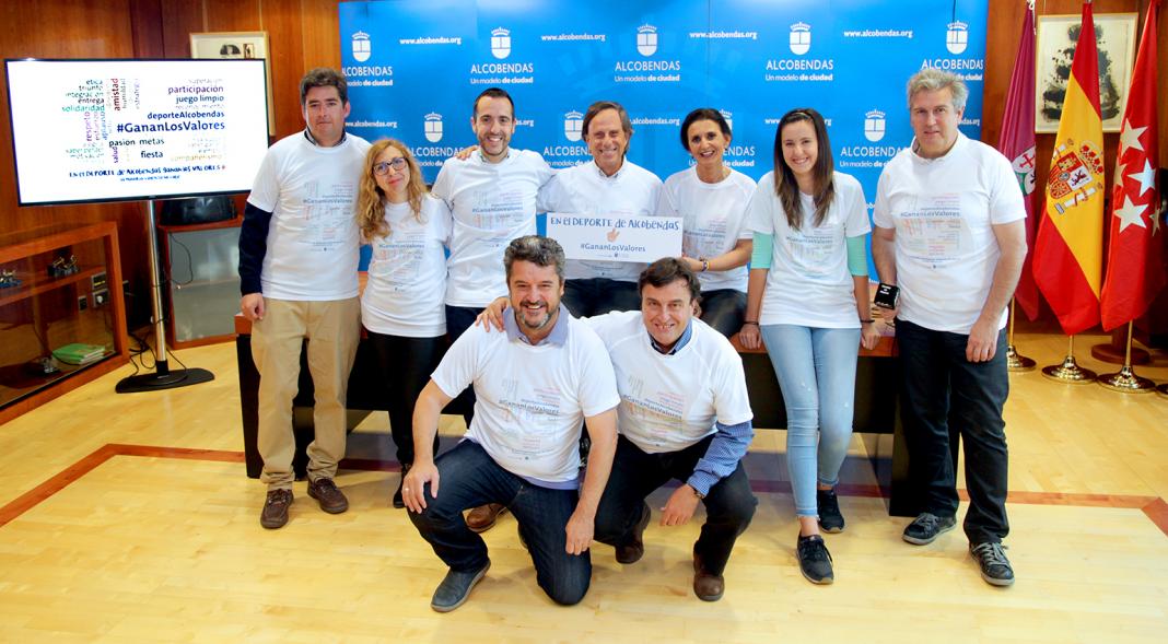 Presentación Campaña en el Deporte de Alcobendas Ganan los Valores - Imagen del alcalde con un equipo.  es - 150457