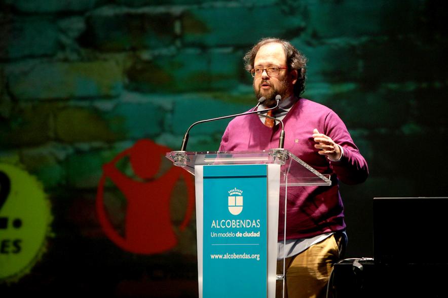 Presentación de la Campaña "Se Buscan Valientes" - El concejal presentando.