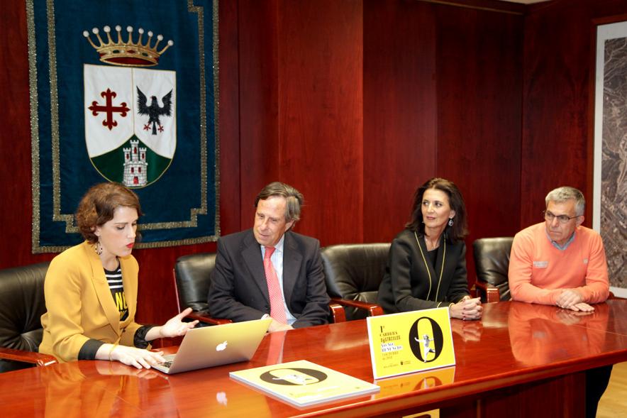 Presentación 1ª Carrera de Obstaculos Yo No Renuncio - Malas Madres - Imagen con el alcalde y los presentadores del acto.