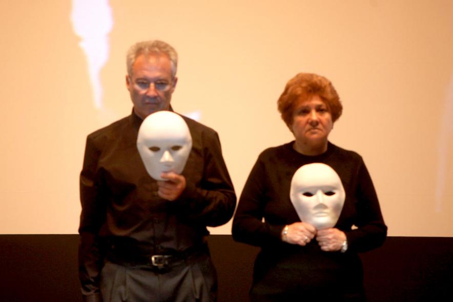 Semana del Mayor 2018 - Presentación - Imagen de dos actores con la mascara en la mano.