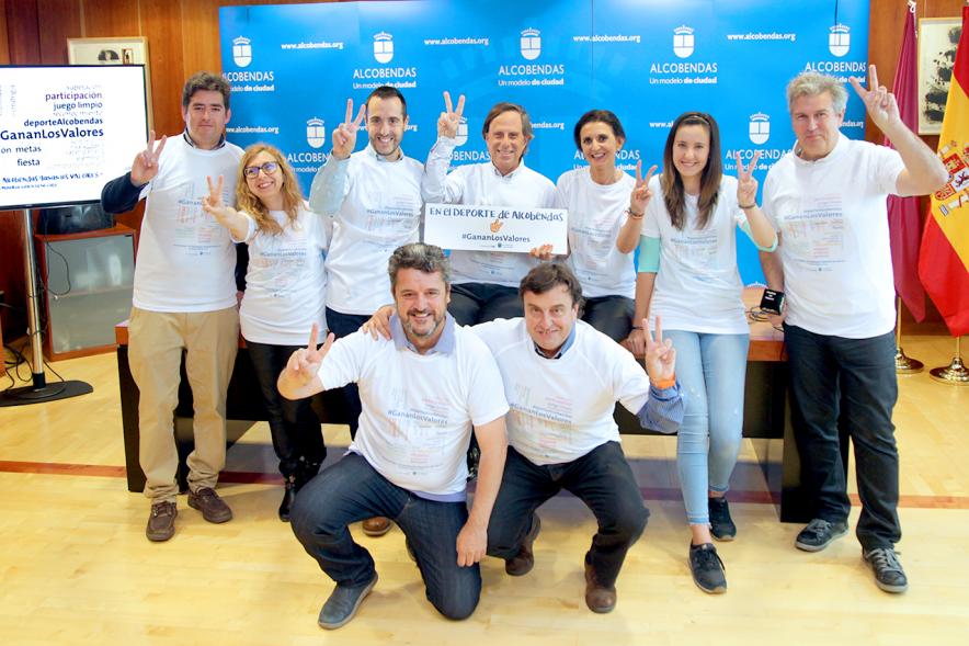 Presentación Campaña en el Deporte de Alcobendas Ganan los Valores - Imagen del alcalde con un equipo.   