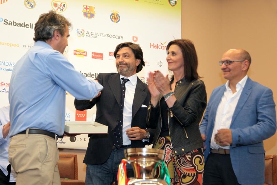 Presentación del IIIer Memorial Luis Aragonés - Las autoridades entregando un recuerdo.