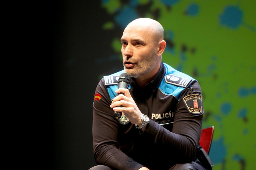 Presentación de la Campaña "Se Buscan Valientes" - El policía. 