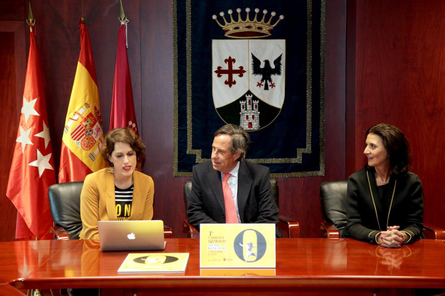 Presentación 1ª Carrera de Obstaculos Yo No Renuncio - Malas Madres - Imagen del alcalde y la concejal con la organizadora del evento.