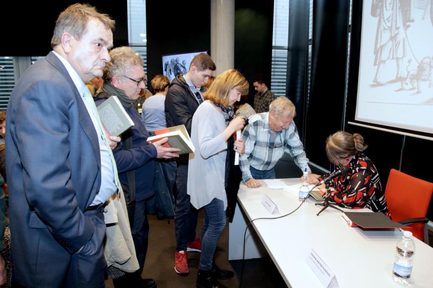 Presentación Libro "Imperiofobia y Leyenda Negra" e Inauguración Exposición Ilustraciones Martín Lutero - Imagen de la autora firmando ejemplares.