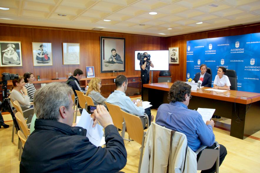 Presentación Campaña en el Deporte de Alcobendas Ganan los Valores - Imagen posterior del alcalde la concejal y la prensa.