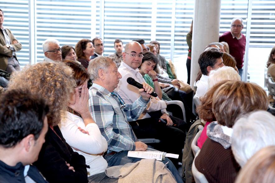 Presentación Libro "Imperiofobia y Leyenda Negra" e Inauguración Exposición Ilustraciones Martín Lutero -  Imagen de un asistente preguntando.