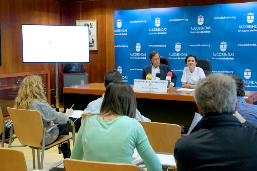 Presentación Campaña en el Deporte de Alcobendas Ganan los Valores - Imagen del alcalde con la concejal.